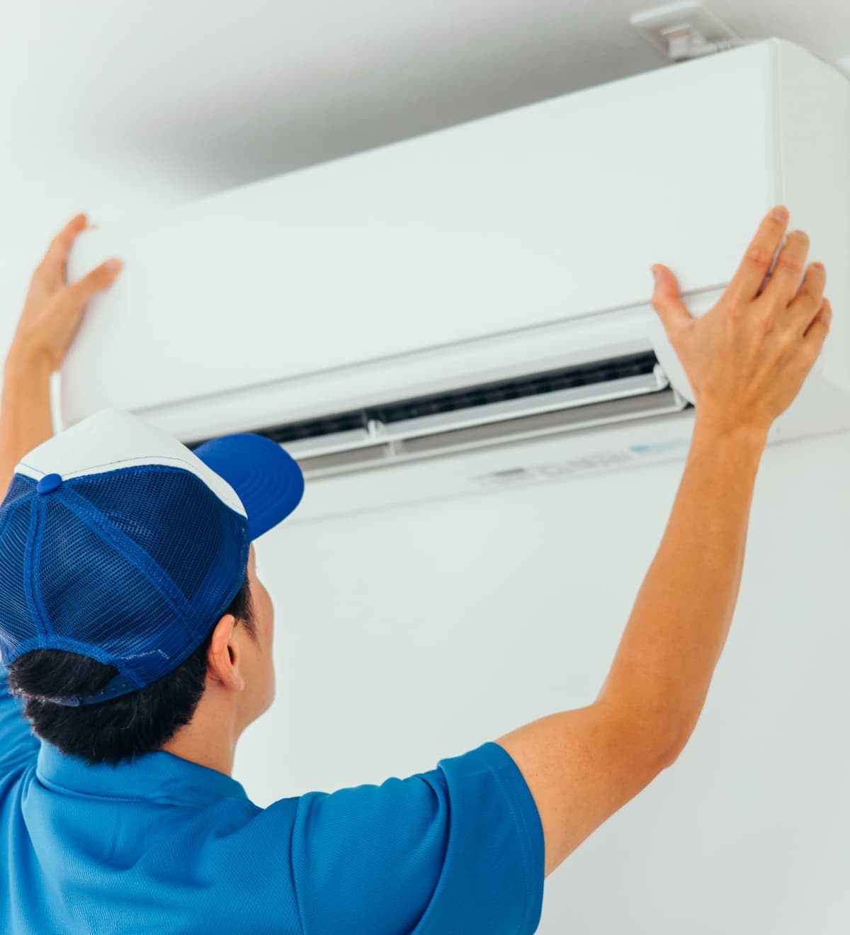 エアコンの取り付け作業